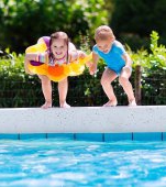 5 produse obligatorii dacă mergi cu copilul la piscină 