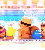 Reguli de siguranță pe care trebuie să le știi când mergi cu copilul la piscină