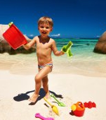 Ce trebuie sa stii cand mergi cu bebelusii si copiii mici la plaja. 11 sfaturi salvatoare