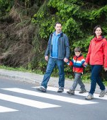 Cum să-ți înveți copilul să traverseze strada