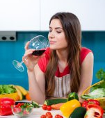 Bei mai mult alcool, trăieşti mai mult fără să te senilizezi, conform unui nou studiu