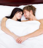 7 lucruri pe care numai bărbații îndrăgostiți le vor face în dormitor