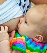 De ce mânuțele bebelușului sunt în continuă mișcare în timpul alăptării