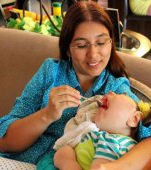 Fetiţă născută fără faţă, distruge statisticile şi ajunge la vârsta de 9 ani