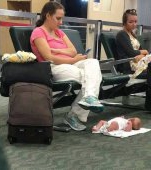 Şi-a pus bebeluşul să doarmă pe jos în aeroport în timp ce ea butona telefonul 