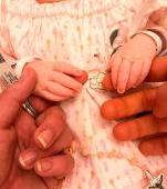 Fotografia emoționantă a bebelușei născută moartă pentru că a fost otrăvită în uterul mamei