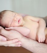 Cum ținem corect copilul în brațe: sfaturi de la specialist