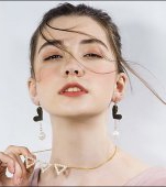 Un fotomodel de 14 ani moare din cauza epuizării, muncind 13 ore pe zi