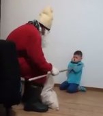 Un copil din Bistrița a fost pus la colț, umilit și amenințat cu bastonul de către ... Moș Nicolae!