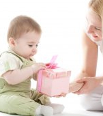 5 cadouri perfecte pentru o familie cu bebeluș