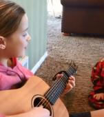 Emoționant! Un copil cu sindromul Down este surprins de mamă cântând în duet cu sora lui