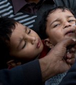Mamă de 38 de ani și fiica ei de 16 ucise în timp ce administrau vaccinul antipoliomielitic copiilor din Pakistan