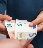 O mamă este lăudată pentru că cere chirie fetiței de 5 ani