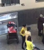Un tată fără inimă își aruncă bebelușul la gunoi. Dar este salvat de un înger păzitor