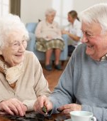O mamă de 98 de ani se mută cu fiul ei de 80 de ani pentru a avea grijă de el