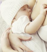 Prima femeie transgender din lume reușește să alăpteze un bebeluș!