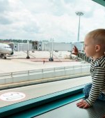 Un copil are o criză de furie în aeroport, iar totul se transformă în cel mai emoționant moment