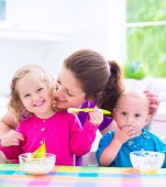 Ghid pe vârste: iaurtul în alimentația bebelușilor și a copiilor