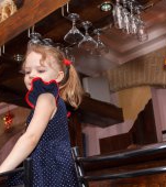 Un copil de 4 ani a băut din greșeală un cocktail cu alcool