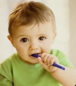 Cum sa ai grija de gingiile si primii dinti ai bebelusului tau