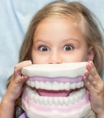 10 semne care îți spun că al tău copil are nevoie de un consult stomatologic