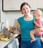 10 greșeli pe care le putem face atunci când pregătim mâncarea pentru bebeluș