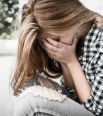 O fată de 17 ani a fost forțată de școală să își pună leucoplast pe mameloane