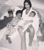 Kim Kardashian pune pe Instagram o poză cu copiii în pielea goală și internetul explodează