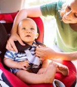 5 greșeli periculoase pe care le fac părinții privind siguranța copilului în mașină
