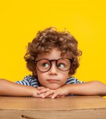 Copilul tău poartă ochelari? Este mai deștept decât majoritatea, spun studiile