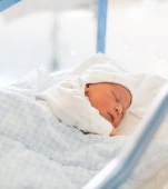 Peste 800 de copiii au fost părăsiți de mamele lor în maternități în 2017