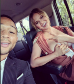 Moda la volan: Chrissy Teigen surprinsă de soțul ei folosind pompa de sân