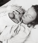  Dau în judecată statul pentru că fiica lor s-a sufocat în timpul alăptării