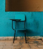 Elevii unei școli din Galați au petrecut prima zi de școală pe hol!