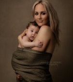 O fotografie de rupt sufletul: geamănul supraviețuitor lângă cenușa fratelui său