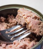 O învățătoare din Bihor moare după ce consumă o conservă de pește