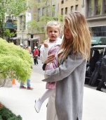 Gisele Bundchen bagă lapte matern în nasul copiilor pentru a-i feri de microbii din avion