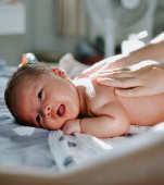 O mamă a vindecat eczemele bebelușului ei cu săpun făcut din lapte matern
