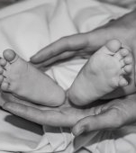 Un cuplu taie uterul unei gravide și îi fură bebelușul