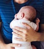 Un kit hormonal va permite bărbaților să alăpteze