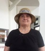 O profesoară din Gorj face educație cu ciocanul și cu reviste pornografice