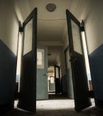 Se întâmplă în România: o mamă și fiul ei dorm într-un pat ruginit de spital. Fotografia care a revoltat Internetul