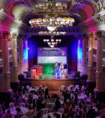 Fetița cu autism care a ridicat o sală în picioare