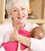 Bona, bunica sau cresa pentru copilul mic? Sfaturi de la mamici si specialisti