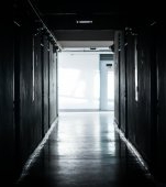 Pereți cu igrasie, paturi pătate și grupuri sanitare fără lumină. Tablou dintr-un spital din România