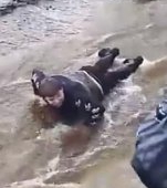 Un băiețel cu paralizie cerebrală este folosit ca pod peste o băltoacă de către colegii lui