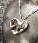 Nu știi ce să faci cu buricul căzut al bebelușului? Mulți părinți îl transformă în bijuterii