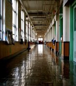 Cornuri depozitate pe jos într-o școală gimnazială