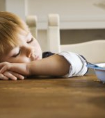 Copilul este mereu obosit? Iată care sunt vitaminele care îi lipsesc
