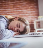 Femeile ar trebui să doarmă 20 de minute la prânz, chiar și la serviciu, spune un studiu